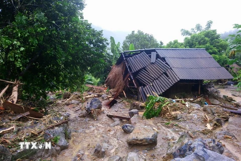 Hơn 1.000 nhà cửa, tài sản của người dân trên địa bàn tỉnh Hòa Bình bị lũ làm hư hỏng, cuốn trôi . (Ảnh: Nhan Sinh/TTXVN)