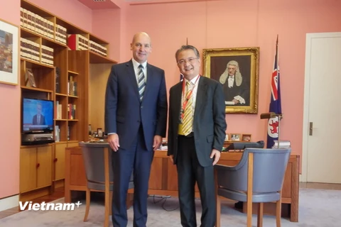 Đại sứ Ngô Hướng Nam và Chủ tịch Thượng viện Stephen Parry. (Ảnh Đại sứ quán Việt Nam tại Australia)