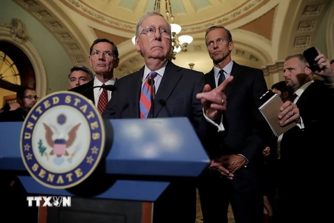 Lãnh đạo đa số Thượng viện Mỹ Mitch McConnell (giữa) phát biểu với báo giới tại Washington ngày 3/10. (Nguồn: AFP/TTXVN)