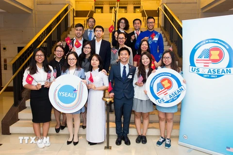Tham tán Công sứ Phạm Hùng Tâm (đứng hàng cao nhất ngoài cùng bên trái) và các học viên Việt Nam thuộc chương trình Sáng kiến Lãnh đạo trẻ Đông Nam Á. (Ảnh: Đoàn Hùng/TTXVN)
