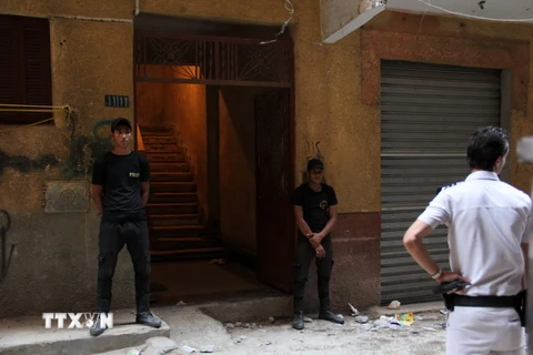 Cảnh sát Ai Cập gác tại hiện trường một vụ tấn công nhằm vào cảnh sát tại quận Ard al-Liwaa thuộc Giza, Cairo ngày 10/9. (Nguồn: THX/TTXVN)