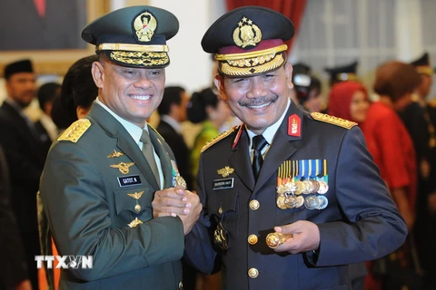 Tổng tư lệnh quân đội Indonesia,Tướng Gatot Nurmantyo (trái) và Cảnh sát trưởng quốc gia Indonesia Badrodin Haiti. (Nguồn: THX/TTXVN)