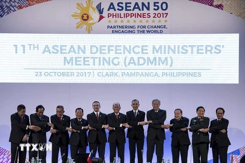 Đại tướng Ngô Xuân Lịch (thứ 2, phải) chụp ảnh chung cùng Bộ trưởng Quốc phòng các nước ASEAN tại hội nghị. (Nguồn: AFP/TTXVN)