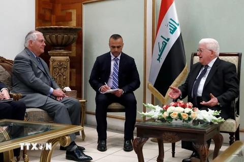 Ngoại trưởng Mỹ Rex Tillerson (trái) và Tổng thống Iraq Fuad Massum (phải) tại cuộc gặp ở Baghdad ngày 23/10. (Nguồn: AFP/TTXVN)
