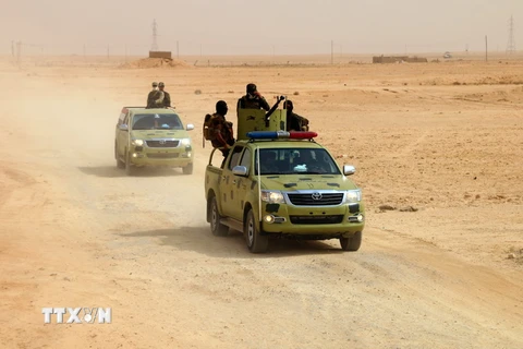  Các lực lượng Iraq trong chiến dịch chống IS tại làng Anna, tỉnh Anbar ngày 20/9. (Nguồn: AFP/TTXVN)