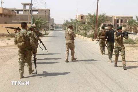 Binh sĩ Iraq trong chiến dịch truy quét phiến quân IS tại làng Anna, tỉnh Anbar, Iraq. (Nguồn: AFP/TTXVN)