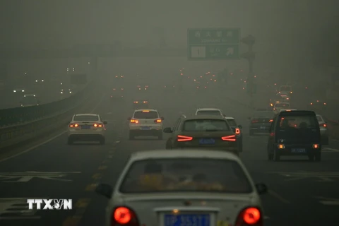 Khói mù bao trùm, che khuất tầm nhìn ở thủ đô Bắc Kinh tháng 12/2016. (Nguồn: AFP/TTXVN)