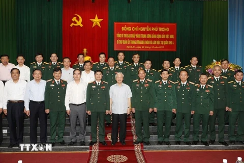 Tổng Bí thư Nguyễn Phú Trọng và các đại biểu chụp ảnh chung với cán bộ, chỉ huy Bộ Tư lệnh Quân khu 4. (Ảnh: Trí Dũng/TTXVN)