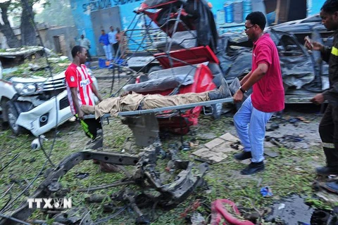Chuyển thi thể nạn nhân thiệt mạng tại hiện trường vụ đánh bom xe. (Nguồn: AFP/TTXVN)