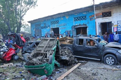 Hiện trường vụ đánh bom kép ở Mogadishu ngày 28/10. (Nguồn: AFP/TTXVN)