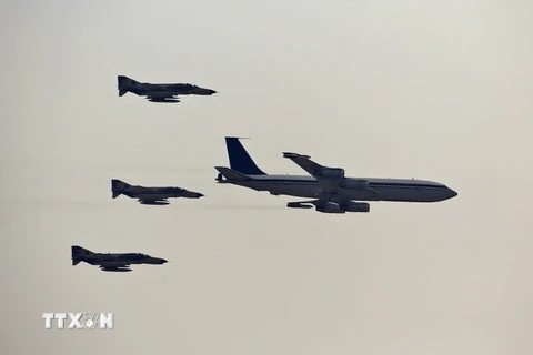 Các máy bay chiến đấu F-4 Phantom của Iran (phía sau) tại Triển lãm hàng không Iran diễn ra ở Kish. (Nguồn: AFP/TTXVN)