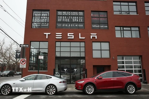 Một phòng trưng bày của Hãng sản xuất ô tô điện Tesla tại New York, Mỹ. (Nguồn: AFP/TTXVN)