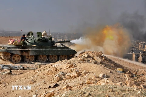 Xe tăng của Chính phủ Syria nã đạn pháo vào các mục tiêu của IS trong chiến dịch giải phóng thành phố Deir Ezzor ngày 2/11. (Nguồn: AFP/ TTXVN)