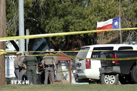 Cảnh sát điều tra tại hiện trường vụ xả súng ở Sutherland Springs, Texas. (Nguồn: AFP/TTXVN)