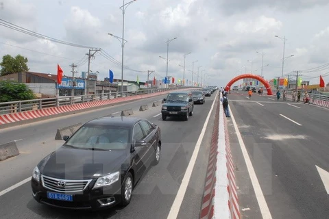 Cầu vượt nút giao thông Quốc lộ 1 và Tỉnh lộ 10 trong ngày thông xe. (Ảnh minh họa: Mạnh Linh/TTXVN)