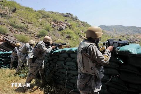 Lực lượng an ninh gác tại khu vực al-Khubah, tỉnh Jizan trên biên giới Saudi Arabia - Yemen ngày 3/10. (Nguồn: AFP/TTXVN)