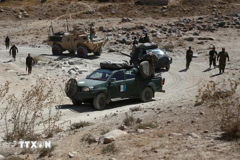  Lực lượng an ninh Afghanistan trong chiến dịch truy quét phiến quân Taliban tại tỉnh Ghazni ngày 24/9. (Nguồn: AFP/TTXVN)