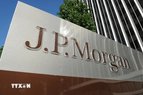 Biểu tượng công ty tài chính J.P. Morgan tại một tòa nhà ở Los Angeles, Mỹ. (Nguồn: AFP/TTXVN)