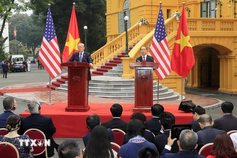 [Photo] Chủ tịch nước Trần Đại Quang tiếp đón Tổng thống Donald Trump 