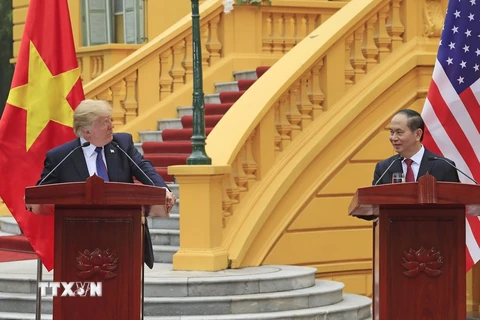 Chủ tịch nước Trần Đại Quang và Tổng thống Hoa Kỳ Donald Trump tại cuộc họp báo quốc tế sau khi kết thúc hội đàm. (Ảnh: Nhan Sáng/TTXVN)