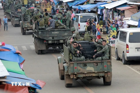 Binh sĩ Philippines làm nhiệm vụ tại khu vực Marawi ngày 21/10. (Nguồn: THX/TTXVN)