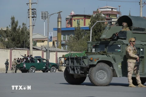 Lực lượng an ninh Afghanistan phong tỏa khu vực giao tranh với phiến quân ở Kabul ngày 7/11. (Nguồn: AFP/ TTXVN)