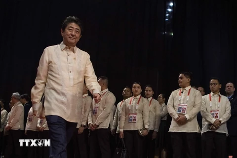 Thủ tướng Nhật Bản Shinzo Abe tham dự hội nghị ở Manila ngày 12/11. (Nguồn: AFP/TTXVN)