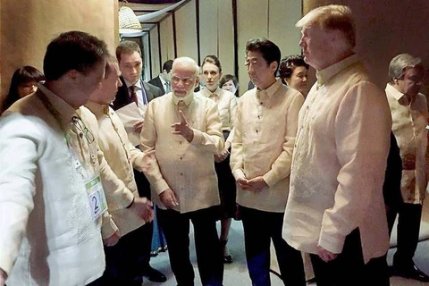 Thủ tướng Ấn Độ Narendra Modi​, Tổng thống Mỹ Donald Trump, Thủ tướng Nhật Bản Shinzo Abe và các nhà lãnh đạo khác tại bữa ăn tối ở Manila ngày 12/11. (Nguồn: thehindu.com)