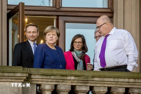 Lãnh đạo đảng FDP Christian Lindner (trái), Thủ tướng Đức Angela Merkel (thứ 2, trái) và lãnh đạo đảng Xanh Katrin Goering-Eckardt (giữa) trong giờ nghỉ giữa vòng đàm phán thứ ba tại Berlin ngày 30/10. (Nguồn: AFP/TTXVN)