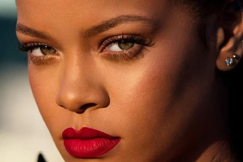 Rihanna khoe Stunna - màu son đỏ tuyệt vời dành cho mọi tông da