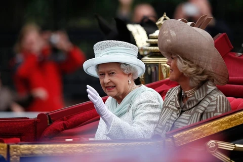 Nữ hoàng Elizabeth II và cô con dâu Camilla trong Đại lễ Kim cương đánh dấu 60 năm nữ hoàng trị vì ngai vàng năm 2012