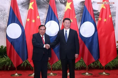 Tổng Bí thư, Chủ tịch Trung Quốc Tập Cận Bình (phải) và Tổng Bí thư Ban Chấp hành Trung ương Đảng Nhân dân Cách mạng Lào, Chủ tịch nước Bounnhang Vorachit. (Nguồn: Xinhua)