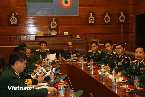 Chủ nhiệm Tổng cục Chính trị Quân đội Nhân dân Việt Nam,Thượng tướng Lương Cường thăm Học viên Quốc phòng Ấn Độ. (Ảnh: Huy Bình/Vietnam+)