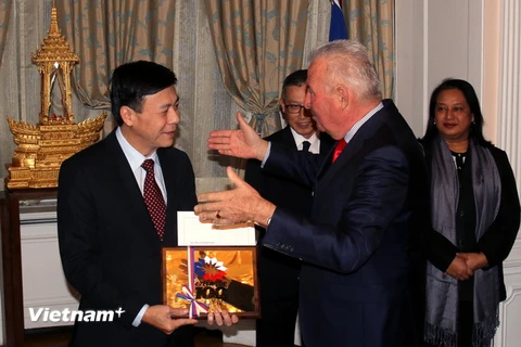 Đại sứ Hồ Minh Tuấn nhận kỷ niệm chương của Hiệp hội Hiệp hội Czech Top 100. (Ảnh: Trần Quang Vinh/Vietnam+)