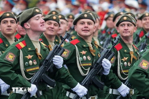 Binh sĩ Nga tại lễ diễu binh kỷ niệm 72 năm Ngày Chiến thắng tại Quảng trường Đỏ ở thủ đô Moskva ngày 9/5. (Nguồn: THX/TTXVN)