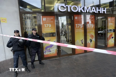 Nhân viên an ninh gác tại Trung tâm thương mại Stockmann ở Saint Petersburg sau khi sơ tán người dân cùng các nhân viên vì nhận được điện thoại đe dọa đánh bom hồi tháng 9. (Nguồn: AFP/TTXVN)