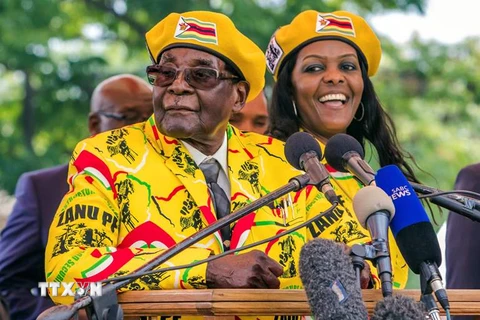 Tổng thống Zimbabwe Robert Mugabe và vợ, bà Grace Mugabe. (Nguồn: AFP/TTXVN) 