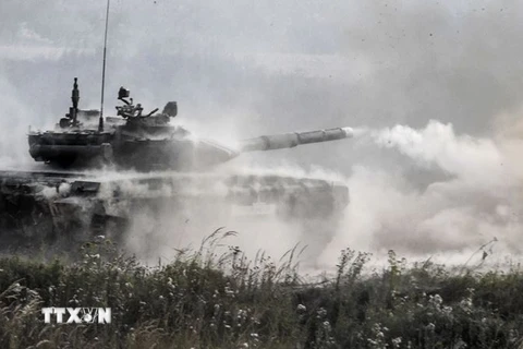 Xe tăng T-90 của Nga tham gia diễn tập tại khu vực ngoại ô Moskva ngày 22/8. (Nguồn: AFP/TTXVN)
