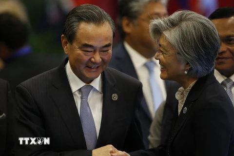 Ngoại trưởng Hàn Quốc Kang Kyung-Wha (phải) và Ngoại trưởng Trung Quốc Vương Nghị. (Nguồn: AFP/TTXVN)