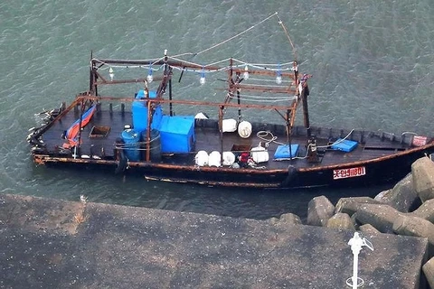 Chiếc thuyền bằng gỗ được phát hiện gần địa điểm 8 ngư dân Triều Tiên trôi dạt ở tỉnh Akita, Tây Bắc Nhật Bản. (Nguồn: AP)