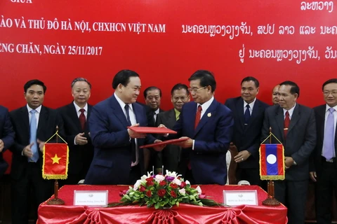 Lãnh đạo hai thành phố đang trao nhau Biên hợp hợp tác. (Ảnh: Phạm Kiên/Vietnam+)