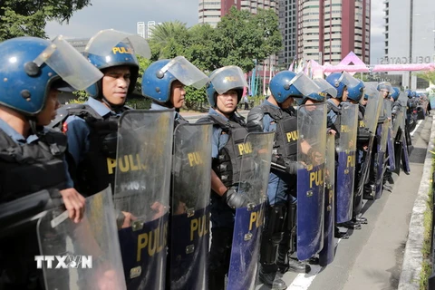 Lực lượng cảnh sát quốc gia Philippines tăng cường an ninh tại thủ đô Manila ngày 11/11. (Nguồn: THX/TTXVN)