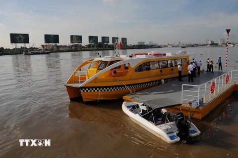 Tàu vận tải hành khách đường sông tại bến Bạch Đằng. (Ảnh: An Hiếu/TTXVN)