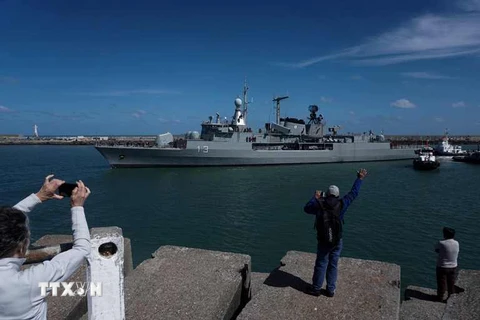 Tàu khu trục ARA Sarandi của Hải quân Argentina tham gia chiến dịch tìm kiếm tàu ngầm mất tích ARA San Juan tại Mar del Plata ngày 21/11. (Nguồn: AFP/TTXVN)