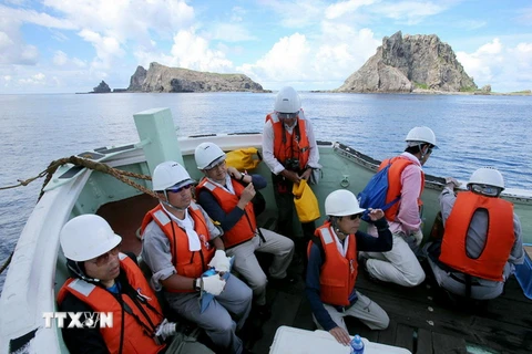 Các giám sát viên Nhật Bản tại vùng biển gần quần đảo tranh chấp Senkaku/Điếu Ngư. (Nguồn: AFP/TTXVN)