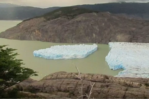 [Video] Khối băng khổng lồ bất ngờ tách khỏi sông băng ở Chile