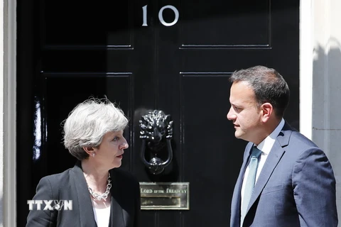Thủ tướng Anh Theresa May (phải) và Thủ tướng Ireland Leo Varadkar trong cuộc gặp tại London, Anh ngày 19/6. (Nguồn: AFP/TTXVN)
