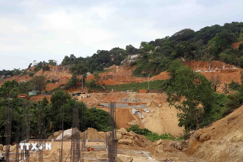 Các công trình tại dự án Khu du lịch Sinh thái Biển Tiên Sa đã bị ngừng thi công từ 19/3. (Ảnh: Trần Lê Lâm/TTXVN)