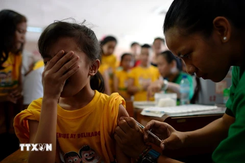 Tiêm vắcxin Dengvaxia phòng bệnh sốt xuất huyết cho học sinh trường tiểu học Parang ở Marikina, phía tây Manila ngày 4/4/2016. (Nguồn: AFP/TTXVN)