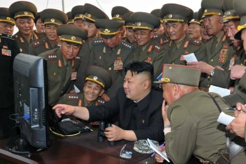 Nhà lãnh đạo Triều Tiên Kim Jong-un đang nhìn vào một chiếc máy tính khi ông kiểm tra một đơn vị pháo binh tầm xa. (Nguồn: AFP)